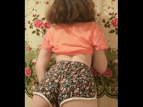 ❤️ Kynþokkafull ung stúlka klæðir sig í stuttbuxurnar á myndavélinni Klám á is.porn-mz.ru ﹏